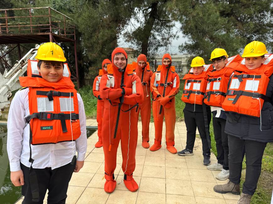 Vücut sıcaklığını koruyan 'İmmersion süit' ile denizde canlı kalma eğitimi alıyorlar