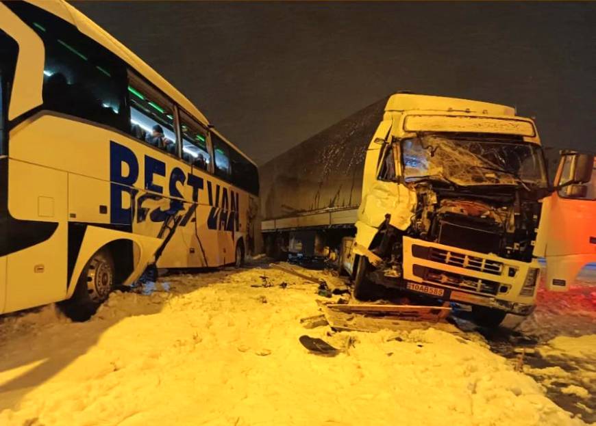 Bitlis'te yolcu otobüsü ile TIR çarpıştı; 2 yaralı