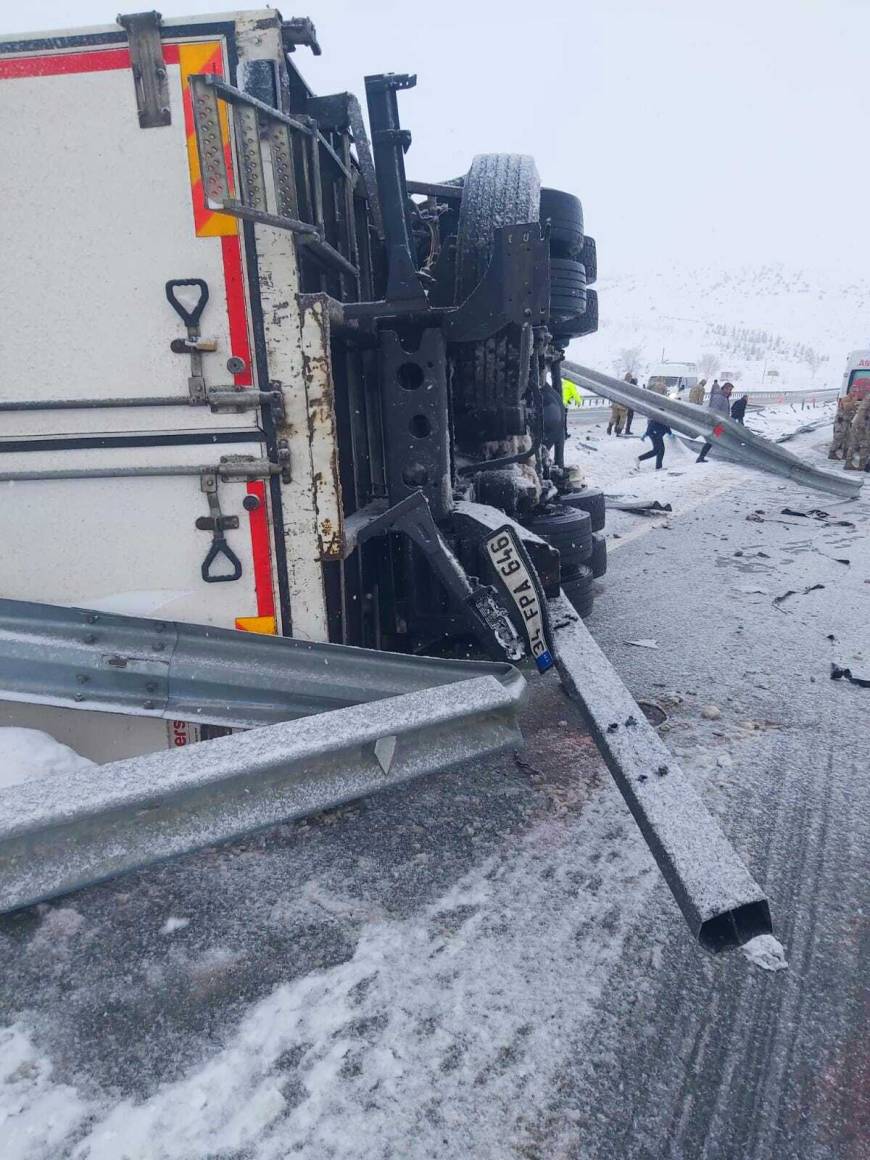 Kar nedeniyle kayganlaşan yolda devrilen kamyonun şoförü yaralandı