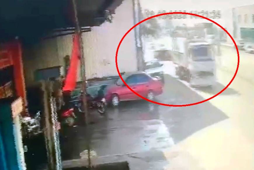 Kamyonun açılan kasa kapağının 3 çocuğu yaraladığı anlar kamerada