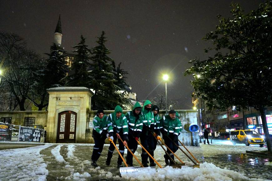 İstanbul - İstanbul'da karla mücadele çalışmaları sürüyor