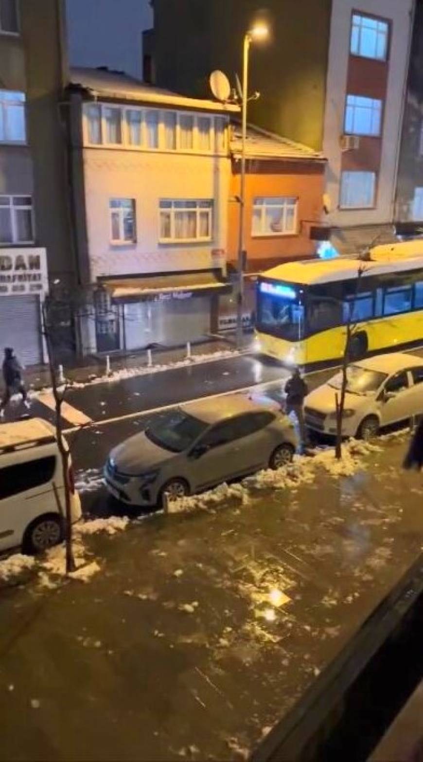 İstanbul - Beyoğlu'nda karda kayan motokuryeye küçük çocuk böyle yardım etti 