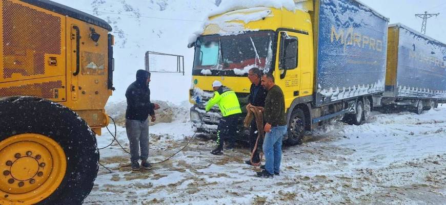 Doğu'da kar esareti; 2 bin 666 yerleşim yeri ulaşıma kapandı (3)