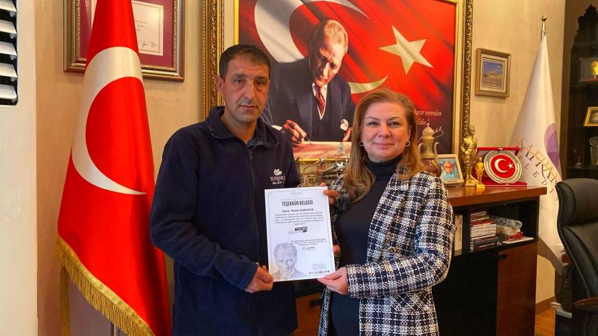 Karabük'te temizlik işçisinin Atatürk hassasiyeti