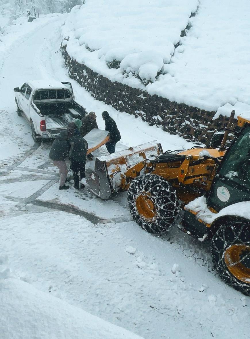 Rize'de kar yağışı; 208 köy yolu kapandı, cenazeler iş makinesiyle taşındı