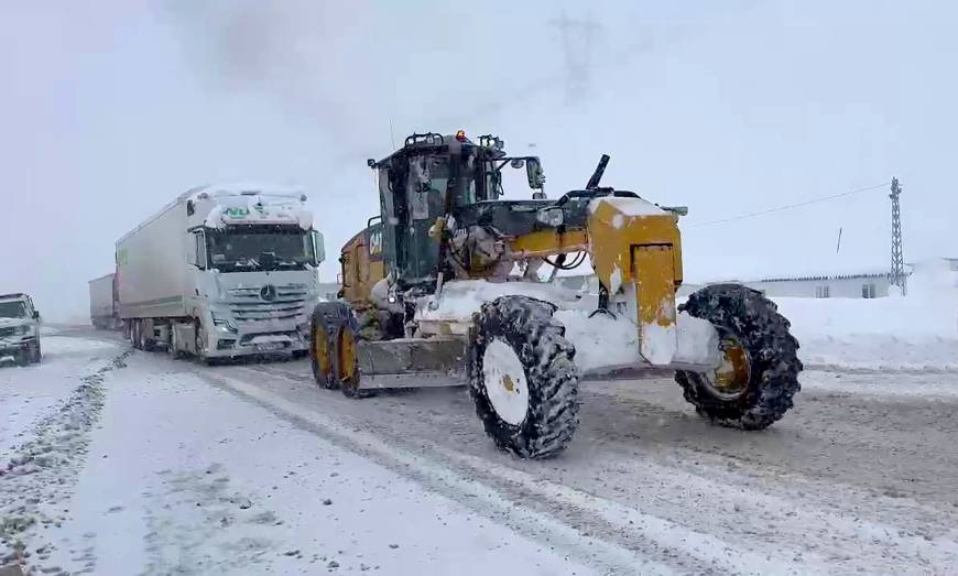 Doğu'da kar esareti; 2 bin 666 yerleşim yeri ulaşıma kapandı (4)