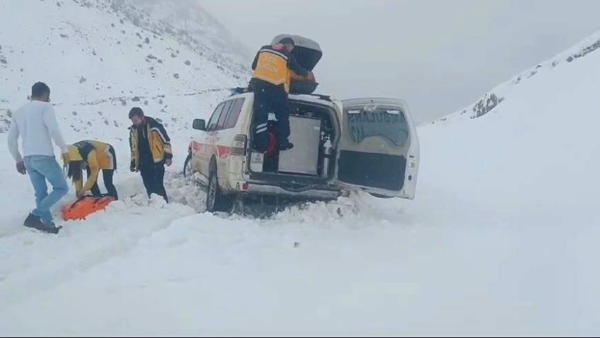 Karla kapanan yolu ekipler açtı, ambulanstaki hasta hastaneye ulaştırıldı