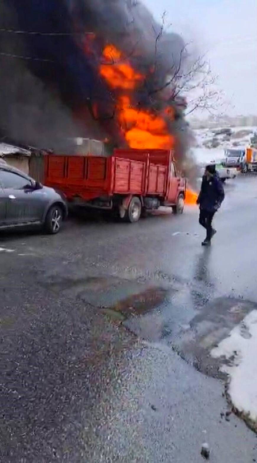 İstanbul- Başakşehir'de lastikçide çıkan yangın söndürüldü