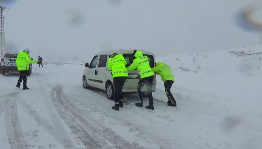 Bitlis’te, trafik polisleri yolda kalan araçları itti