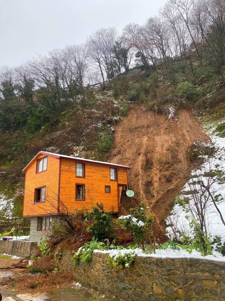 Heyelan, evin giriş kapısını kapattı; mahsur kalanlar pencereden çıkartıldı