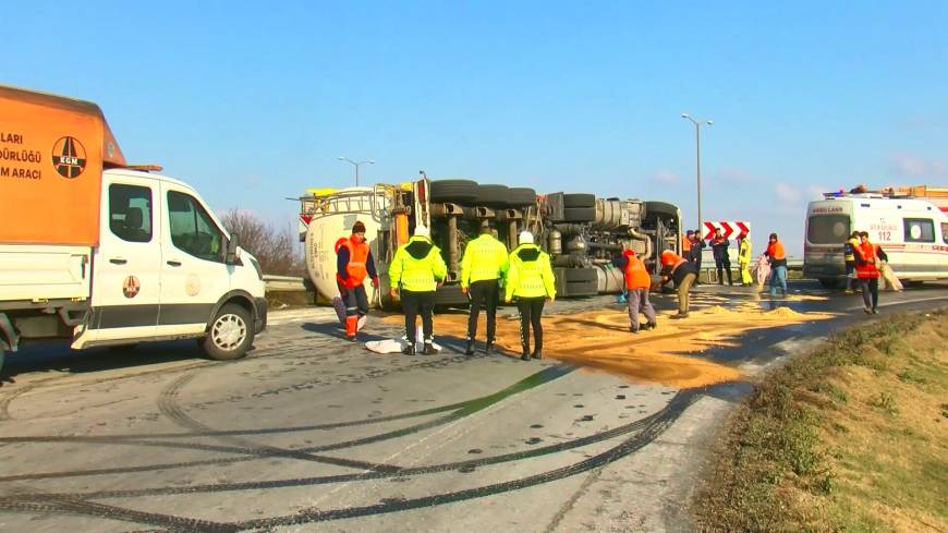 İstanbul- Çatalca TEM'de tanker devrildi