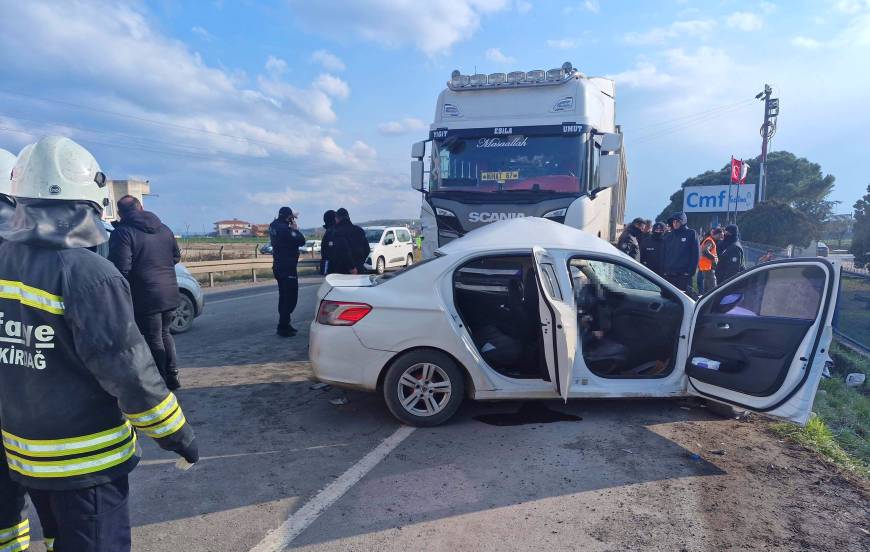  Tekirdağ'da TIR ile otomobil çarpıştı: 1 ölü, 2 yaralı