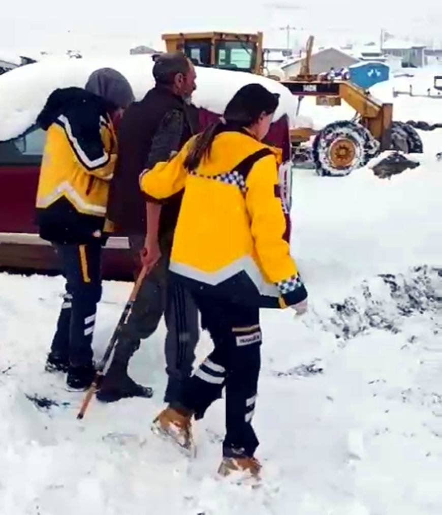 Kars'ta kardan mahsur kalan hasta, ekipler tarafından hastaneye ulaştırıldı