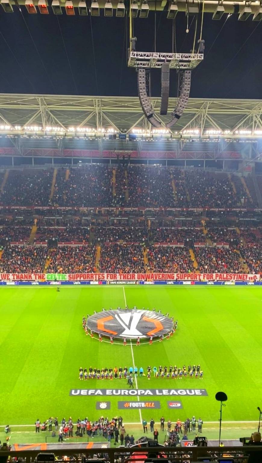 Galatasaray taraftarlarından, Filistin’e destekleri için Celtic taraftarlarına teşekkür pankartı