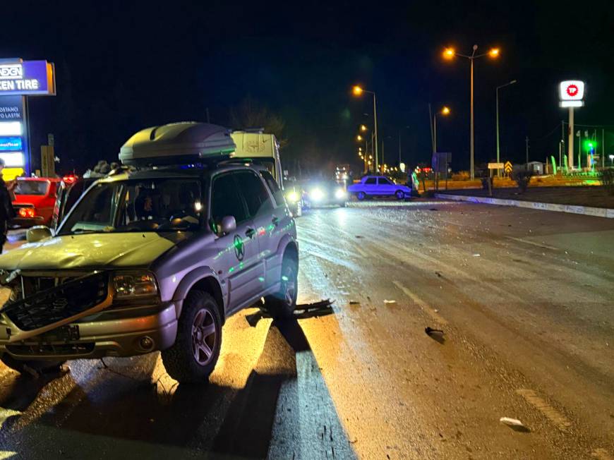 Tokat'ta cip ile otomobilin çarpışması kamerada: 5 yaralı