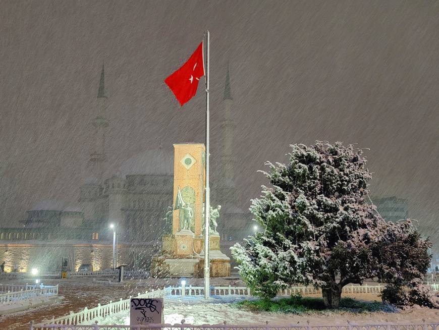 İstanbul - İstanbul'da kar yağışı sırasında tarihi yapılardan seyirlik görüntüler 