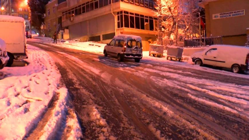 İstanbul- Küçükçekmece'de araç sürücüleri ve yayaların yokuşla imtihanı