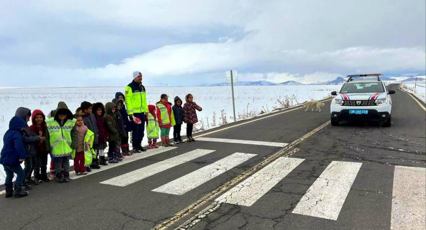 Kars'ta, jandarmadan köylerdeki ilkokul öğrencilerine uygulamalı trafik eğitimi