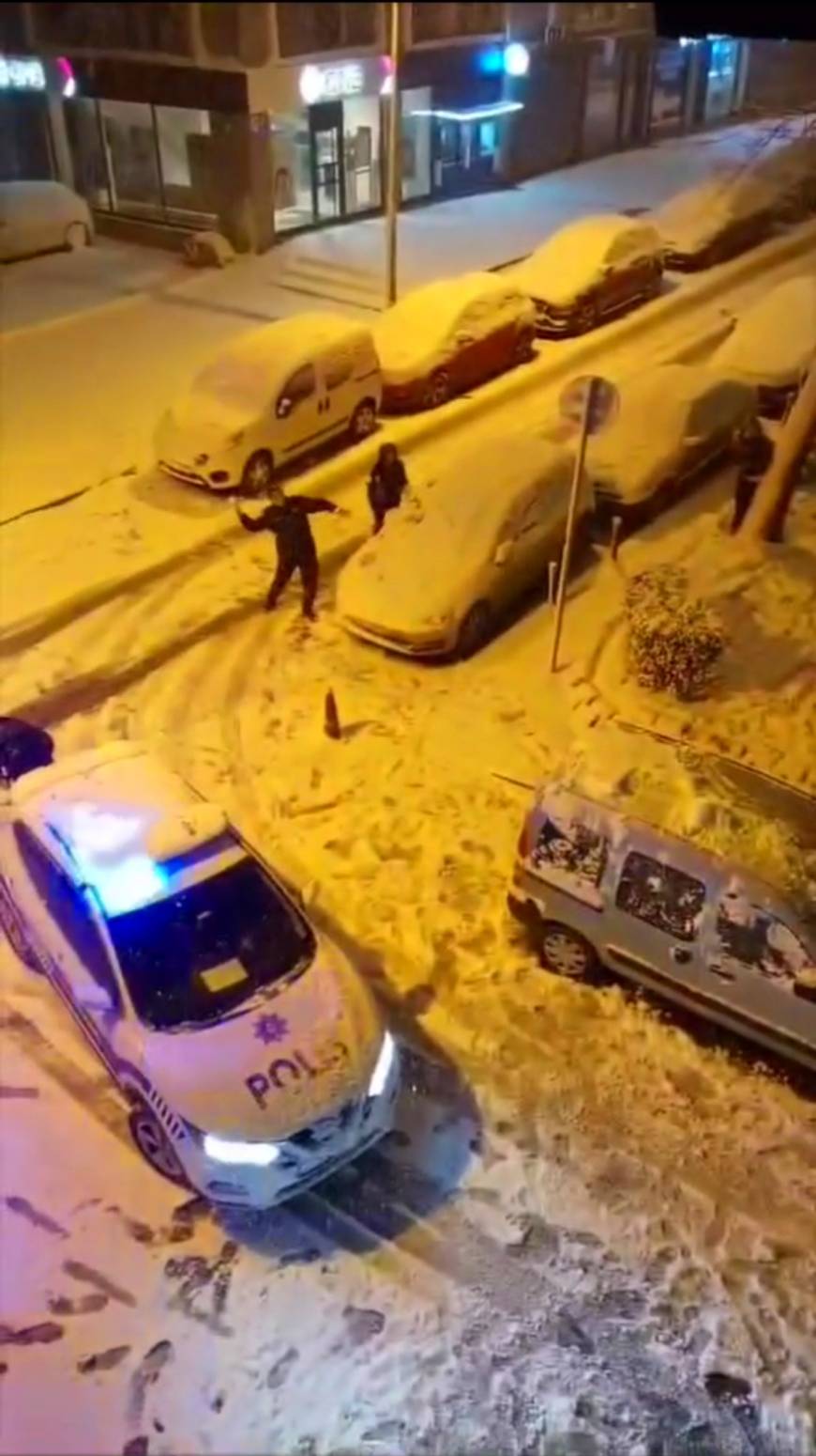 İstanbul- Bayrampaşa ve Kağıthane'de polisle mahallelinin kar topu eğlencesi