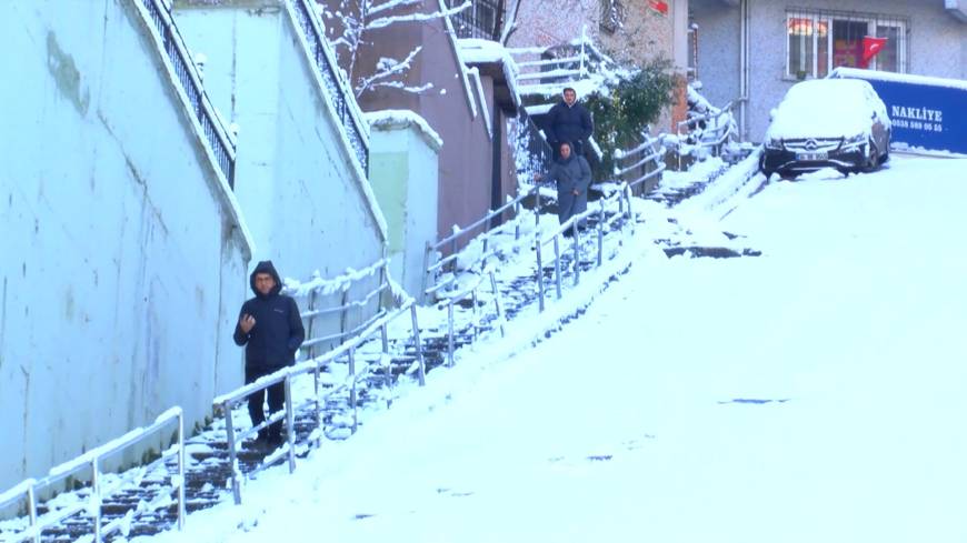 İstanbul - Kağıthane'de araçlar yokuşta kaldı; mahalleli güçlükle yürüdü 