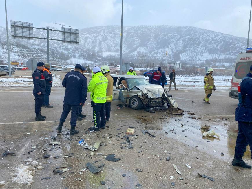 Tokat'ta otomobil, TIR'a çarptı; 1 ölü, 2 yaralı