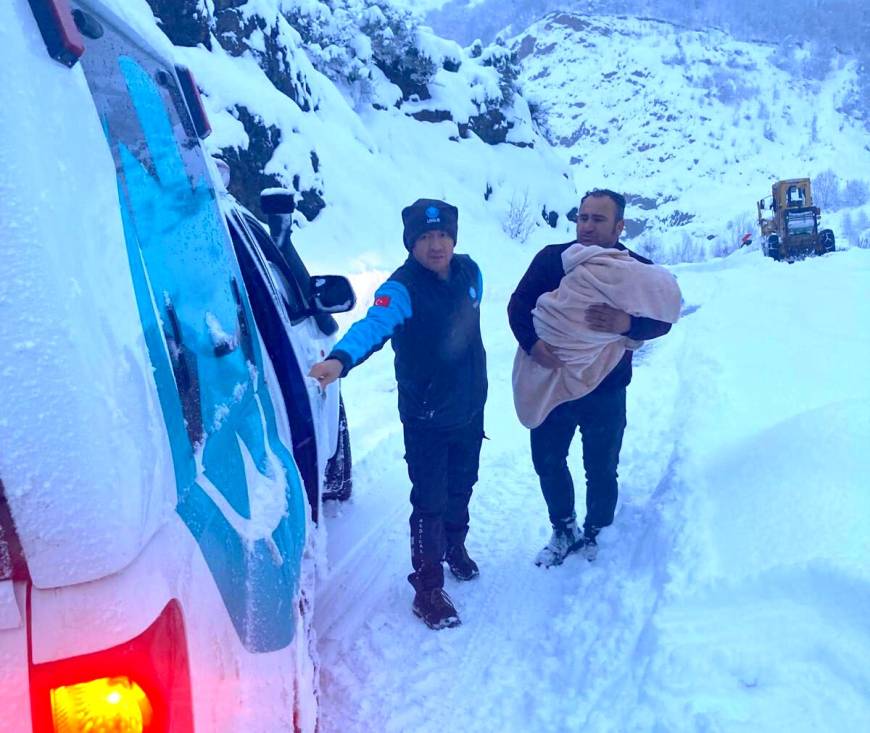 Ekipler, karlı yolları aşıp, 2’si bebek 3 kişiyi hastaneye ulaştırdı