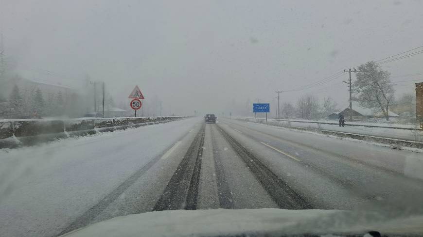 Düzce’de kar yağışı nedeniyle trafik aksadı