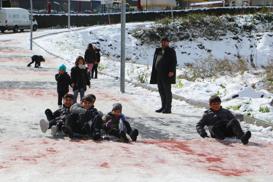 Samsun’da çocuklar, tatili fırsata çevirdi; kar topu oynayıp, kardan adam yaptılar