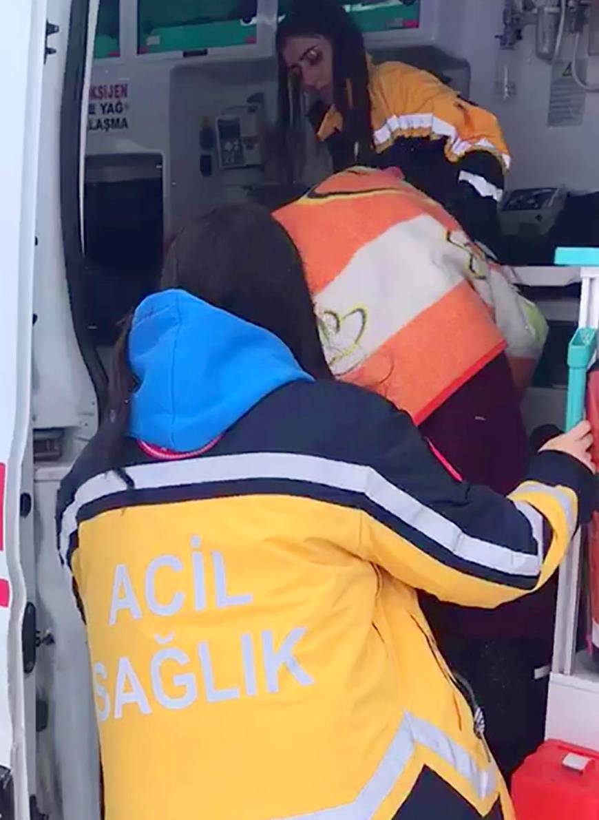 Yolu kardan kapanan köydeki hasta, ekiplerin çalışmasıyla hastaneye ulaştırıldı