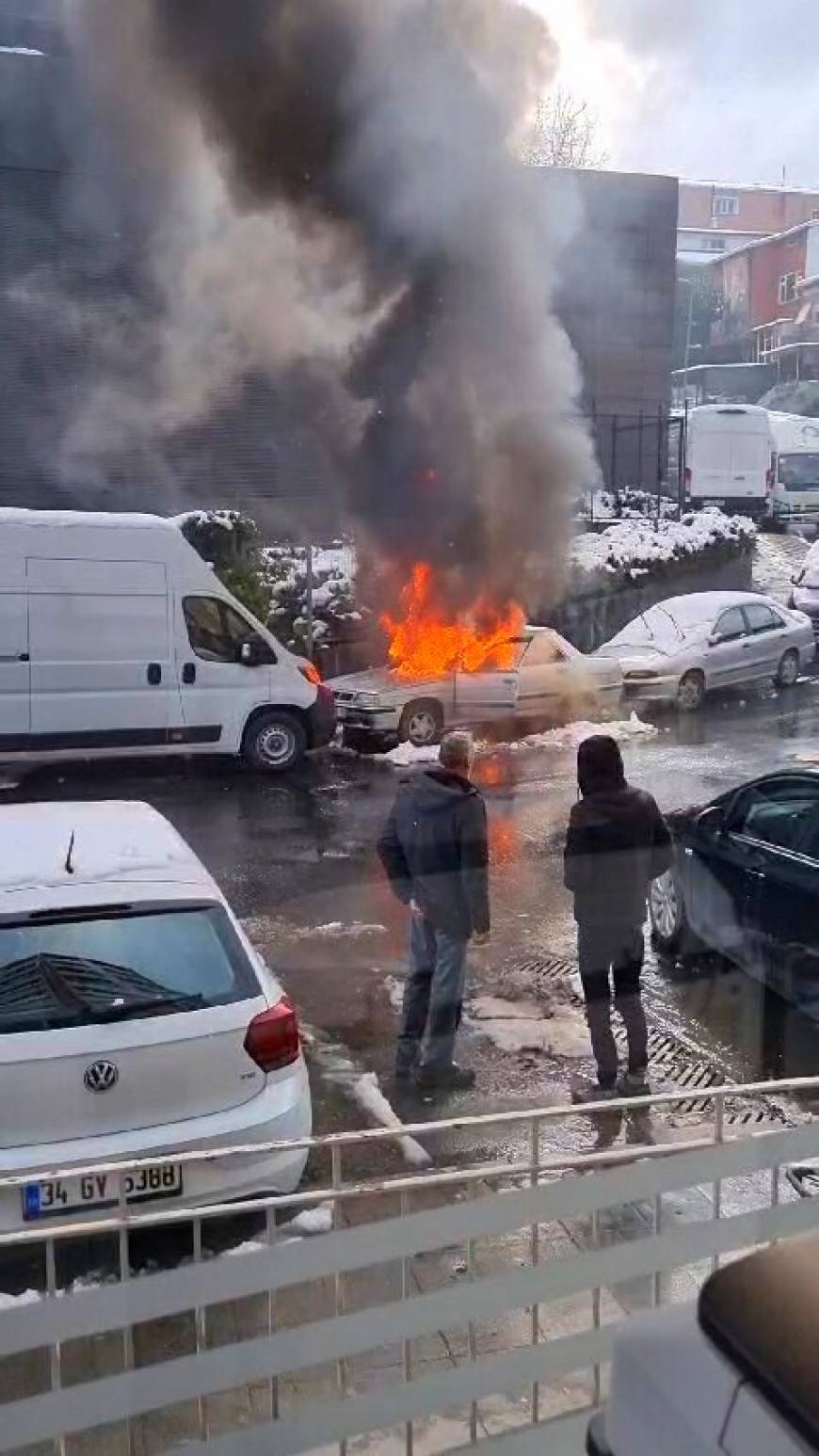 İstanbul - Şişli’de park halindeki otomobil alev alev yandı