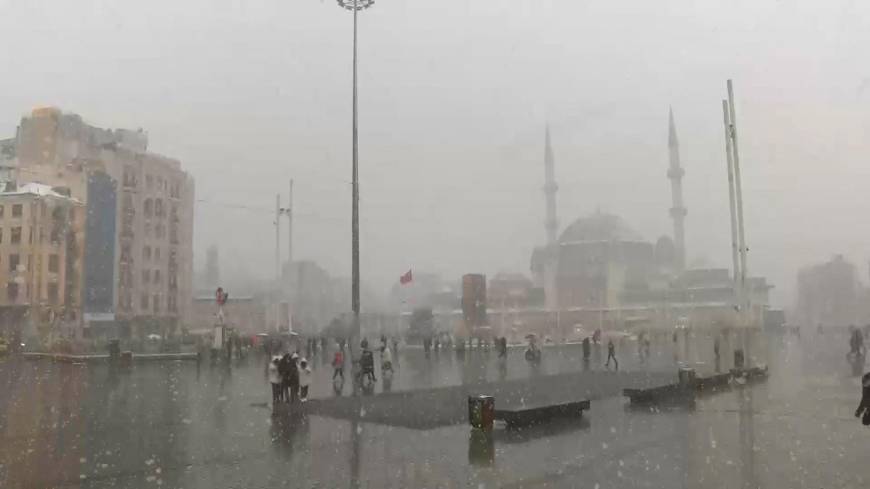 İstanbul - Taksim'de kar yağışı etkili oldu 