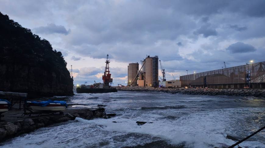 Zonguldak'ta halatı kopan yüzer platform, karaya oturdu