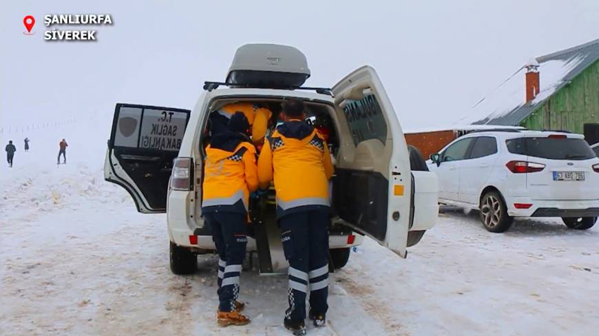 Siverek'te mahsur kalan hasta, paletli ambulansla hastaneye ulaştırıldı