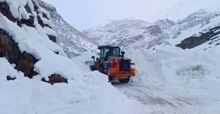 Şırnak'ta köy yoluna çığ düştü