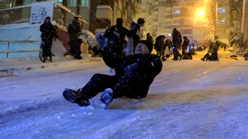 Samsun'da 'kar' keyfi; tepsi ve poşetlerle kaydılar