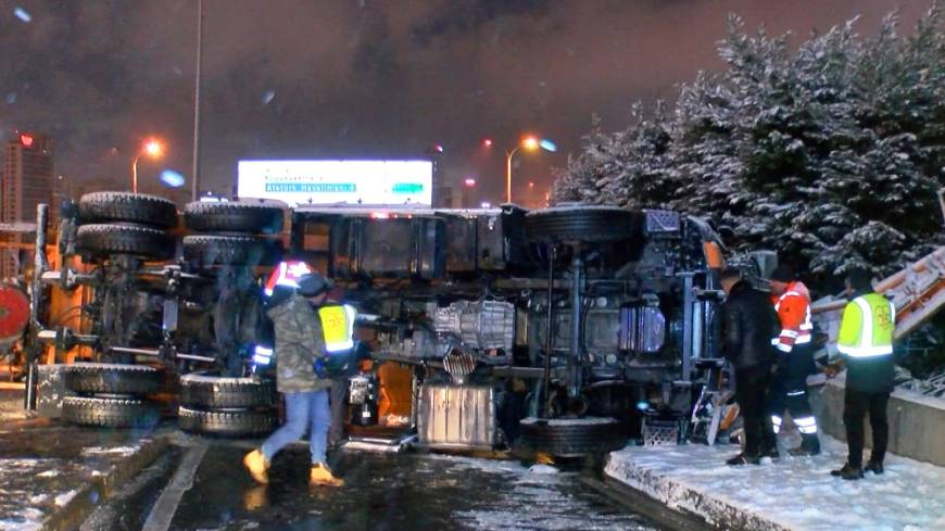 İstanbul- Beylikdüzü'nde, devrilen kar küreme aracının şoförü yaralandı