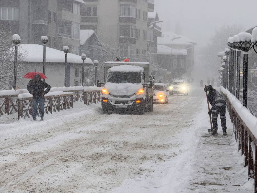 Bartın'da 106 köy yolu ulaşıma kapandı; tepsiyle kayarken yaralandı