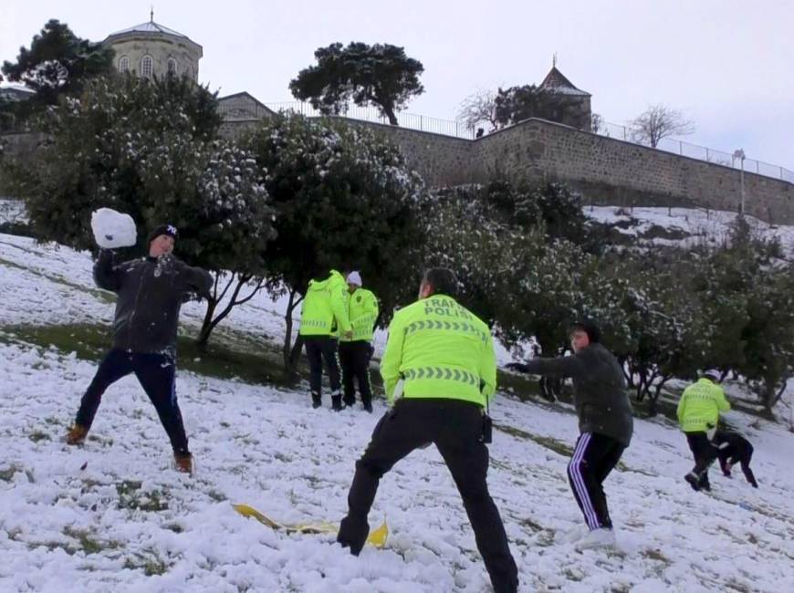 Çocuklar ile polislerin kar eğlencesi