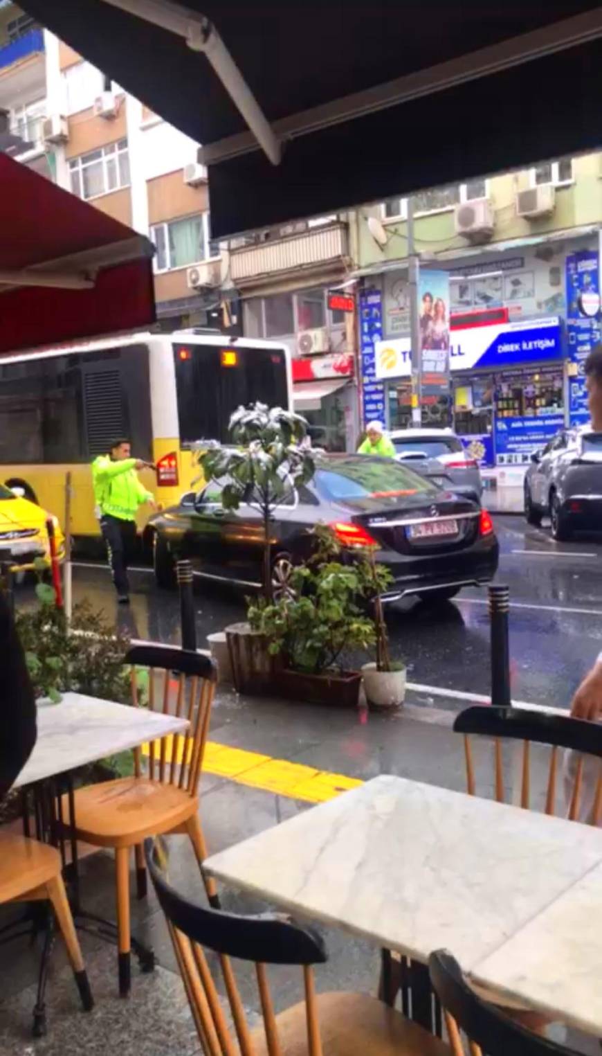 İstanbul- Ortaköy'de polis 'dur' ihtarına uymayan sürücüyü kovalamaca sonucu silah çekip durdurdu