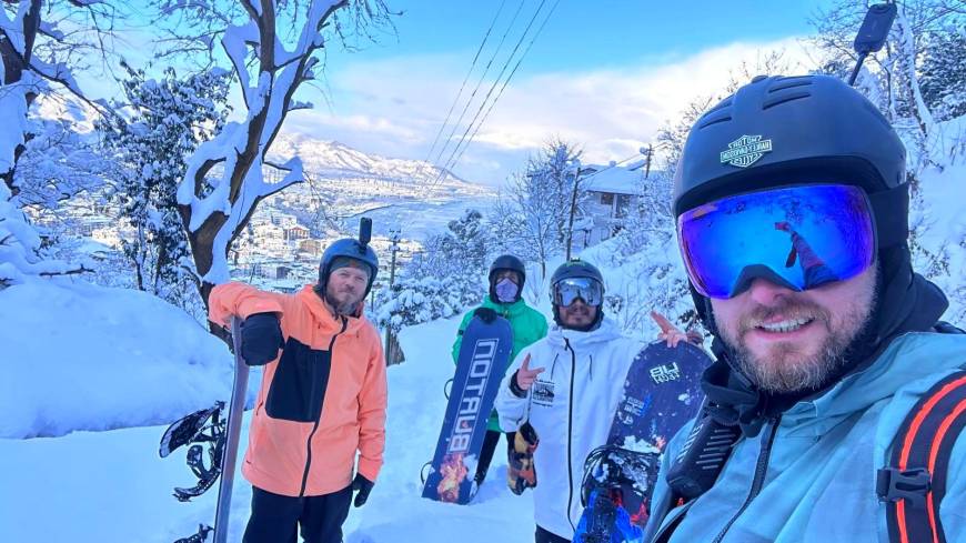 Ordu’da karla kaplı sokaklarda snowboard yaptılar