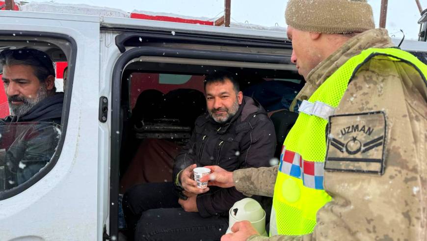 Bitlis’te kar kalınlığı 1 metreyi aştı, 300 köy yolu kapalı (2)