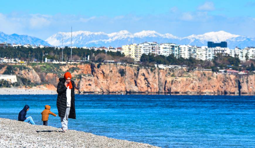 Güneşi kaçırmayıp, karlı dağ manzarasında yürüdüler