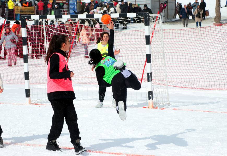 Erciyes'te, Kar Hentbol Şampiyonası düzenlendi
