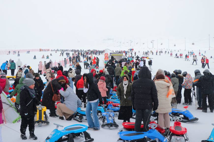 Erciyes'e ziyaretçi akını; pistler doldu