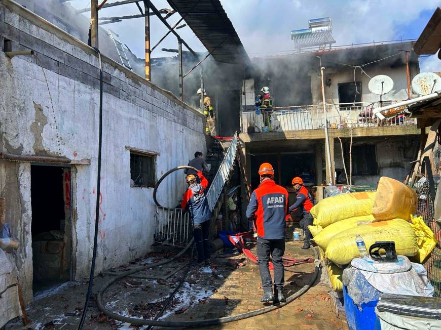 Uşak'ta, ev yangınında 1 kişi öldü, 1 kişi dumandan etkilendi