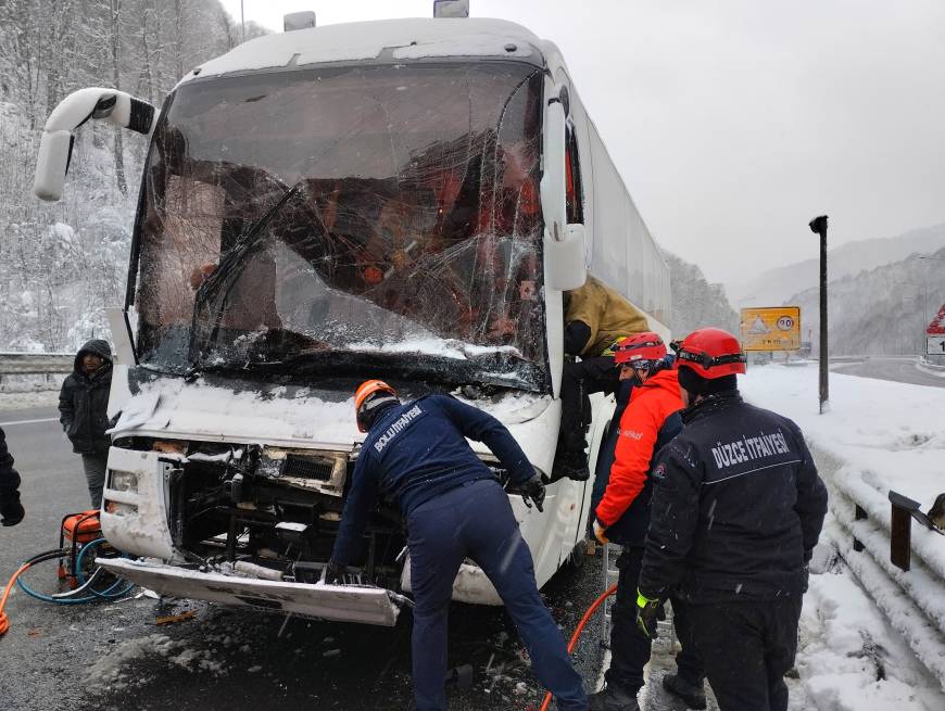 TIR'a çarpan otobüsün sürücüsü yaralandı