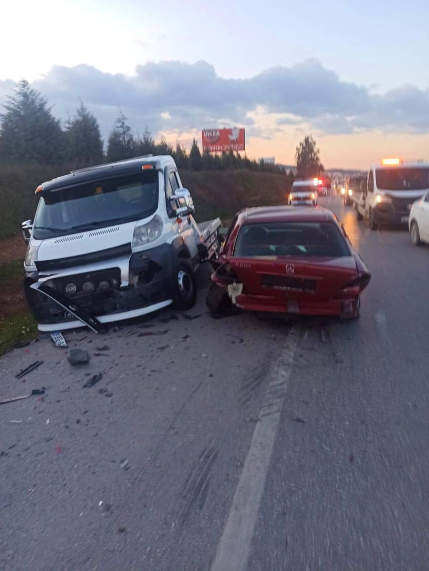 Kamyonetin, emniyet şeridinde bekleyen 2 çekiciye çarpması kamerada; 1 ölü, 1 yaralı