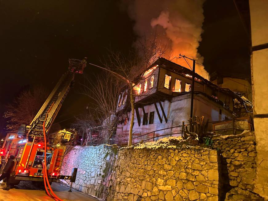 Safranbolu'da tarihi konakta çıkan yangında 5 kişi dumandan etkilendi