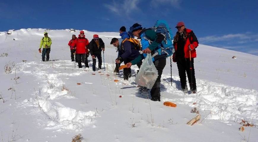 Zernaki Tepe’ye tırmanıp, yaban hayvanları için doğaya ekmek bıraktılar