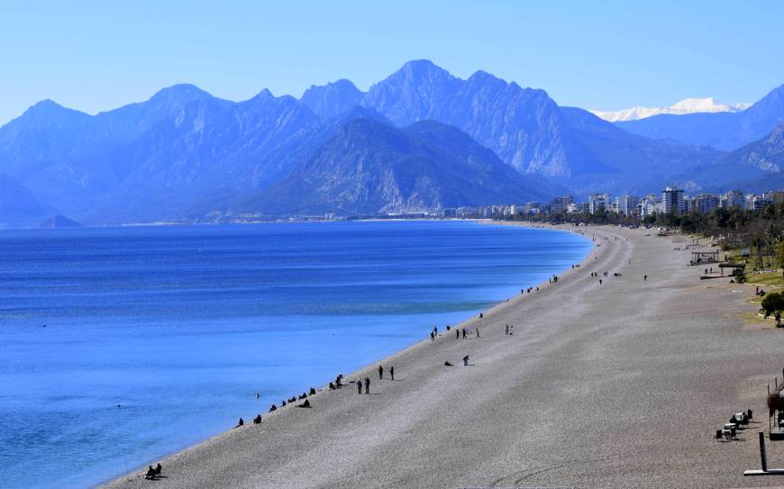 Soğuk hava Antalya'da da hissedildi, güneşe rağmen sahil boş kaldı